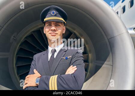 Pilote qualifié et élégant en uniforme en vue de l'avenir Banque D'Images