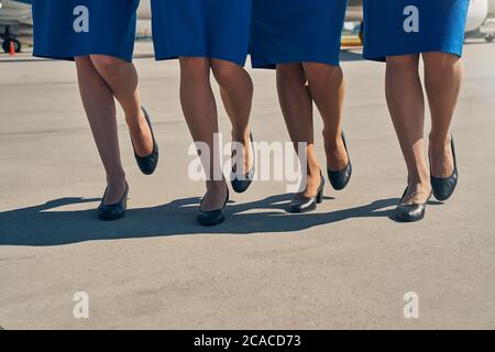 Les préposés à l'aviation portent des chaussures de tennis élégantes Banque D'Images