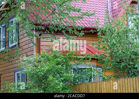 Partie d'une simple maison en bois, un bâtiment typique en Russie pour des vacances dans la campagne Banque D'Images