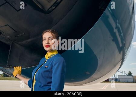 Femme élégante en uniforme regardant l'appareil photo Banque D'Images