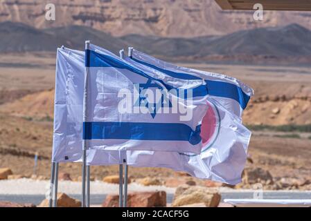 Les drapeaux israéliens soufflent dans le vent. Photographié dans le désert du Néguev, Israël Banque D'Images