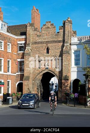 Voiture et cycliste sortant de North Bar, Beverley, East Yorkshire, Angleterre Royaume-Uni Banque D'Images