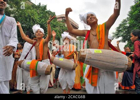 kolkata bengale occidental inde le 3 juillet 2011: danseurs de manipuri se produisent dans la rue pendant le festival de kolkata ratha yatra. Banque D'Images