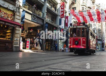 ISTANBUL, TURQUIE - 21 SEPTEMBRE 2019 : Istanbul, vue sur la ville, tramway rouge traditionnel dans le quartier de Galata. Banque D'Images