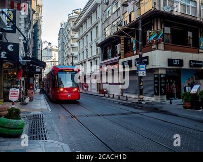 ISTANBUL, TURQUIE - 21 SEPTEMBRE 2019 : Istanbul, vue sur la ville, tramway rouge traditionnel dans le quartier de Galata. Banque D'Images