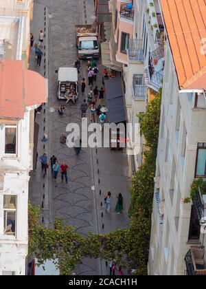 ISTANBUL, TURQUIE - 21 SEPTEMBRE 2019 : les citoyens marchent sur une rue piétonne, la vue du sommet. Banque D'Images