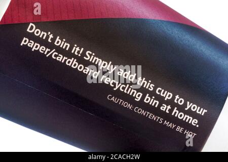 Ne le mettez pas dans les poubelles. Il vous suffit d'ajouter cette tasse à votre corbeille en papier/carton à la maison. Plus de détails sur la tasse Go écologique Banque D'Images