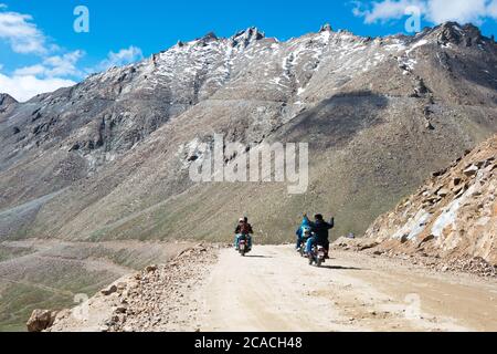 Ladakh, Inde - Riders on entre Khardung la Pass (5359m) et Leh à Ladakh, Jammu et Cachemire, Inde. Banque D'Images