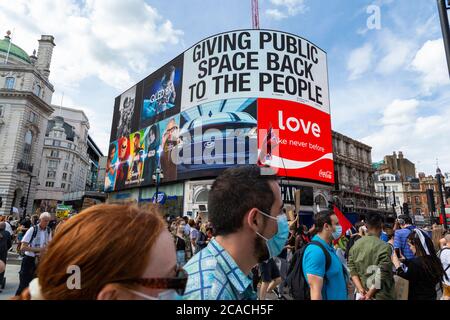 Les manifestants défilent sous les lumières de Piccadilly lors d'une manifestation Black Lives Matter, Londres, 2 août 2020 Banque D'Images