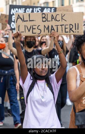 Une jeune manifestante féminine tenant un panneau lors d'une manifestation Black Lives Matter, Londres, 2 août 2020 Banque D'Images