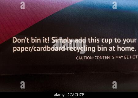 Ne le mettez pas dans les poubelles. Il vous suffit d'ajouter cette tasse à votre corbeille en papier/carton à la maison. Plus de détails sur la tasse Go écologique Banque D'Images