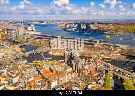 Prise de vue aérienne des canaux étroits, des rues et de l'architecture d'Amsterdam pendant la journée Banque D'Images