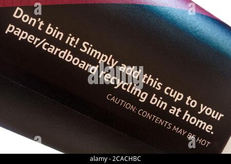 Ne le mettez pas dans les poubelles. Il vous suffit d'ajouter cette tasse à votre corbeille en papier/carton à la maison. Plus de détails sur la tasse Go écologique Banque D'Images