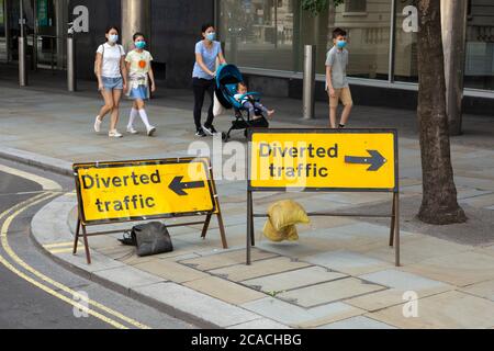 Panneaux de signalisation routière déviés sur la chaussée, Londres Banque D'Images