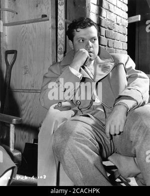 ORSON WELLES sur le set Candid pendant le tournage de LA MAGNIFIQUE AMBERSONS 1942 réalisateur ORSON WELLES roman Booth Tarkington scénario Orson Welles RKO radio Pictures Banque D'Images