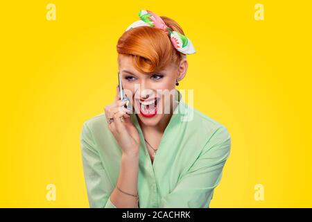 Portrait en colère jeune femme pinup fille criant sur téléphone mobile isolé fond jaune rétro vintage style des années 50. Langage corporel des émotions humaines. NEG Banque D'Images