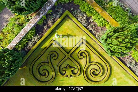 Hamilton, Écosse, Royaume-Uni. 6 août 2020. Le jardinier David Hood profite du temps sec et ensoleillé pour travailler dans le jardin du parterre au parc régional de Chatelherault à Hamilton, dans le Lanarkshire du Sud. Le jardin formel est un lieu populaire pour les mariages et le premier depuis le confinement de Covid-19 doit avoir lieu le lendemain le vendredi 7 août. Iain Masterton/Alay Live News Banque D'Images