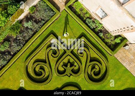 Hamilton, Écosse, Royaume-Uni. 6 août 2020. Le jardinier David Hood profite du temps sec et ensoleillé pour travailler dans le jardin du parterre au parc régional de Chatelherault à Hamilton, dans le Lanarkshire du Sud. Le jardin formel est un lieu populaire pour les mariages et le premier depuis le confinement de Covid-19 doit avoir lieu le lendemain le vendredi 7 août. Iain Masterton/Alay Live News Banque D'Images