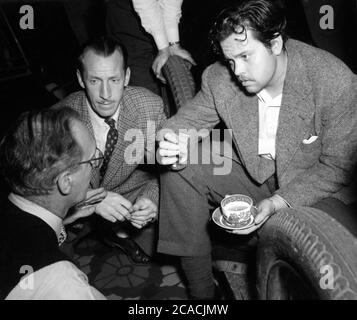 ORSON WELLES sur le set Candid pendant le tournage de LA MAGNIFIQUE AMBERSONS 1942 réalisateur ORSON WELLES roman Booth Tarkington scénario Orson Welles RKO radio Pictures Banque D'Images