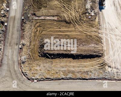 Une vue de haut en bas d'un bloc d'angle dans un nouveau domaine, toujours dans les premiers stades comme le drainage et les routes sont encore à terminer la construction. Banque D'Images