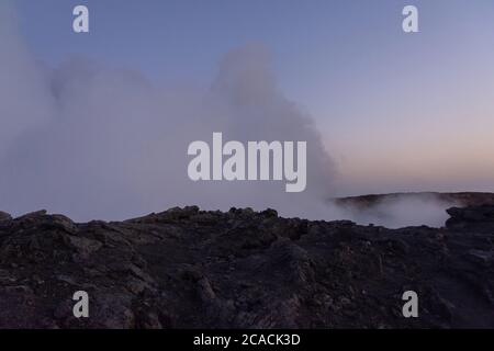 Lave au lever du soleil au cratère volcanique d'Erta Ale, en Éthiopie Banque D'Images