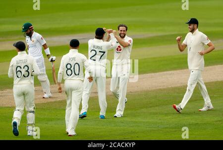 Chris Woakes, d'Angleterre, célèbre le cricket de Mohammed Rizwan (à gauche), au Pakistan, au cours du deuxième jour du premier match de test à l'Emirates Old Trafford, à Manchester. Banque D'Images