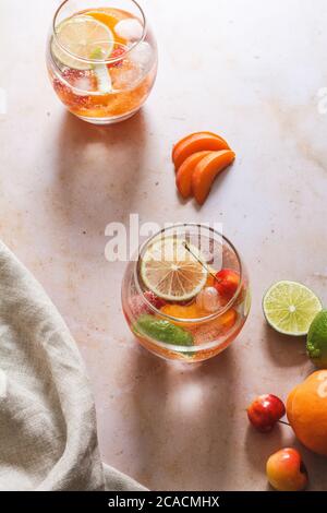 Gin à la cerise et à l'abricot et tonique à la chaux et aux fruits garnitures Banque D'Images