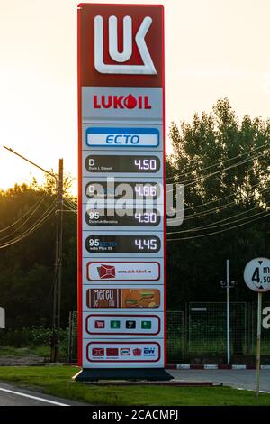 La station de gaz de la compagnie pétrolière Lukoil à Bucarest, Roumanie, 2020 Banque D'Images