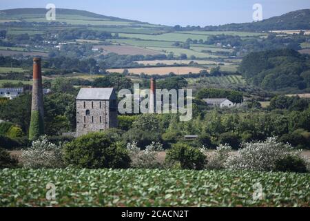 cheminées de mine d'étain dans le paysage Banque D'Images