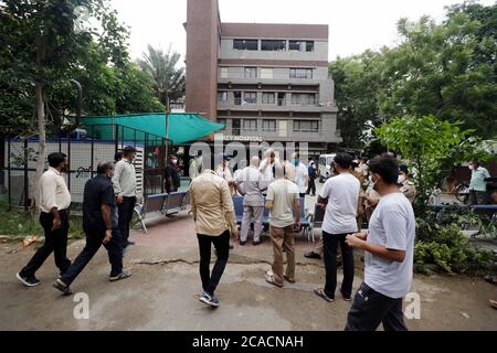 New Delhi, Inde. 6 août 2020. Les gens se rassemblent devant l'hôpital Shrey, où un incendie a éclaté à Ahmedabad, dans le Gujarat, en Inde, le 6 août 2020. Au moins huit patients du COVID-19 sont morts jeudi lorsqu'un incendie a éclaté dans un hôpital de l'État du Gujarat, dans l'ouest de l'Inde, a confirmé un responsable administratif local. Credit: STR/Xinhua/Alay Live News Banque D'Images