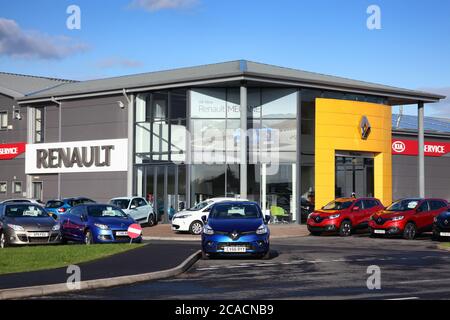 Pays de Galles, Royaume-Uni, Kidwelly, 20 Novembre 2016 : Renault car showroom montrant son logo d'entreprise et les voitures disponibles à la vente Banque D'Images