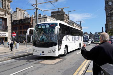 Édimbourg, Écosse, Royaume-Uni. 6 août 2020. Honk for Hope, une parade d'autobus qui migrent leurs cornes à Princes Street et dans le centre-ville, une campagne à l'échelle de l'Europe par des compagnies d'autobus qui sensibilisent leur industrie au problème de leur industrie pendant la pandémie du coronavirus Covid-19. Crédit : Craig Brown/Alay Live News Banque D'Images