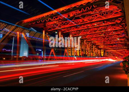 Vue nocturne du pont de jardin de Shanghai le pont de jardin de Shanghai, symbole de la ville de Shanghai, avec une belle lumière la nuit. Banque D'Images