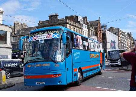 Édimbourg, Écosse, Royaume-Uni. 6 août 2020. Honk for Hope, une parade d'autobus qui migrent leurs cornes à Princes Street et dans le centre-ville, une campagne à l'échelle de l'Europe par des compagnies d'autobus qui sensibilisent leur industrie au problème de leur industrie pendant la pandémie du coronavirus Covid-19. Crédit : Craig Brown/Alay Live News Banque D'Images