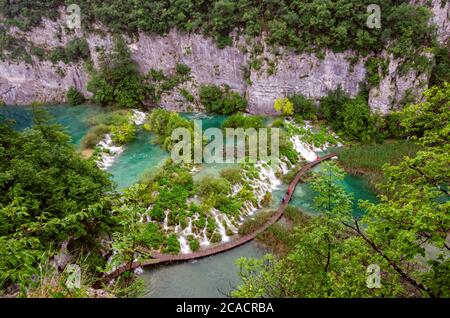 Cascades dans le parc national de Plitvice, vue aérienne, un lac turquoise vif coule dans un autre Banque D'Images