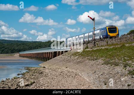 Un train de Lancaster à Barrow-in-Furness traversant le Kent Viaduct, Arnside, Cumbria, Royaume-Uni Banque D'Images