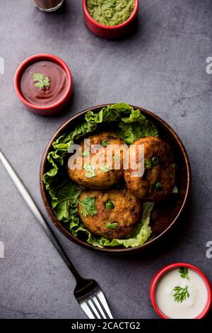 Aloo tikki ou Cutlet de pommes de terre ou patties est un aliment populaire de rue indien fait avec des pommes de terre bouillies, des épices et des herbes Banque D'Images