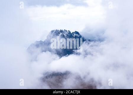 Photo aérienne de la montagne Kilimanjaro dans des nuages blancs Banque D'Images