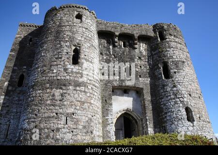 Kidwelly Castle Gatehouse près de la rivière Gwendraeth pays de Galles Carmarthenshire Royaume-Uni une ruine d'un fort médiéval du XIIIe siècle et une destination de voyage populaire vis-à-vis Banque D'Images