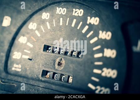 vue de face du cadran de compteur de vitesse rouillé noir avec compteur de kilomètres élevé Banque D'Images