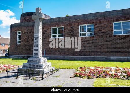 Bibliothèque Upton classée de catégorie II et mémorial de guerre à Upton Wirral, mai 2020 Banque D'Images