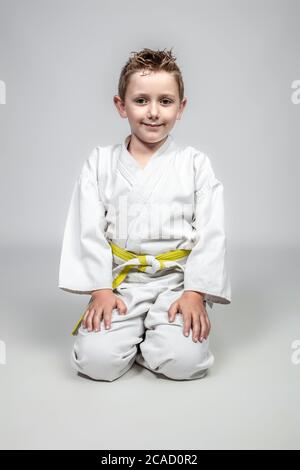 Enfant en arts martiaux assis dans la forme japonaise traditionnelle. Banque D'Images