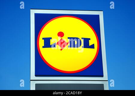 Llanelli, pays de Galles, Royaume-Uni – 8 mai 2017 : affiche publicitaire du logo Lidl dans ses supermarchés de détail juste à l'extérieur du centre-ville photo Banque D'Images