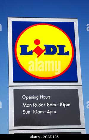 Llanelli, pays de Galles, Royaume-Uni – 8 mai 2017 : affiche publicitaire du logo Lidl dans ses supermarchés de détail juste à l'extérieur du centre-ville photo Banque D'Images