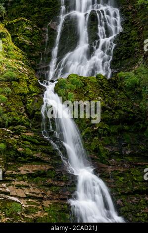 Exposition prolongée d'une chute d'eau aux chutes Griessbach, dans l'Oberland de Berner Banque D'Images