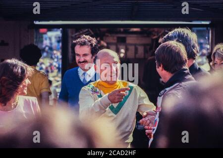 Archive image: Grand Prix de Grande-Bretagne à Brands Hatch 1982 ?. Stirling Moss discute dans les fosses avant la course, pointant vers Nigel Mansell. Banque D'Images