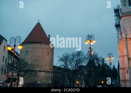 Une vue latérale d'une tour historique près de la cathédrale de Zagreb d'un angle ascendant dans un après-midi nuageux. Banque D'Images