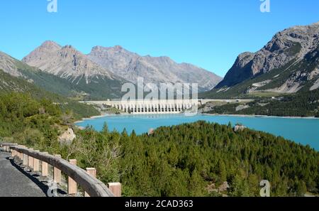 Le lac Cancano est un bassin d'eau artificiel adjacent au lac San Giacomo près de Bormio. Le barrage de Cancano est un projet d'ingénierie visant à produire de l'énergie hydroélectrique Banque D'Images