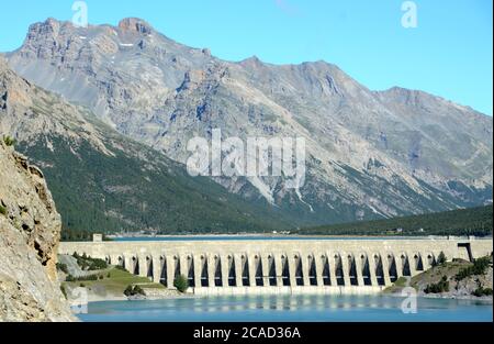 Le lac Cancano est un bassin d'eau artificiel adjacent au lac San Giacomo près de Bormio. Le barrage de Cancano est un projet d'ingénierie visant à produire de l'énergie hydroélectrique Banque D'Images