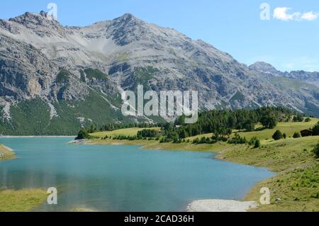 Le lac Cancano est un bassin d'eau artificiel adjacent au lac San Giacomo dans la vallée de Fraele dans la municipalité de Valdicentro près de Bormio Banque D'Images